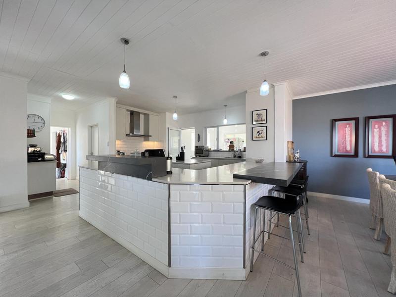 6 Bedroom Property for Sale in Rooi Els Western Cape